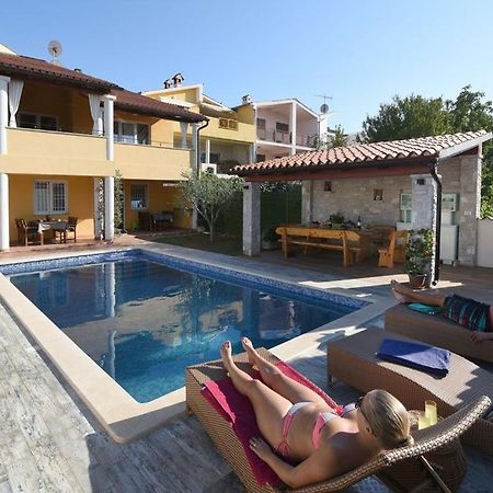 Villa Ulika - 3 Apt For 4 Persons Pula Extérieur photo