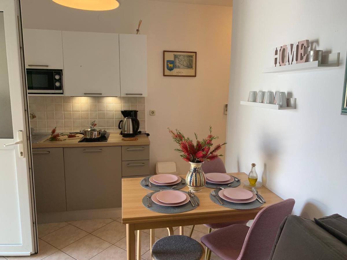 Villa Ulika - 3 Apt For 4 Persons Pula Extérieur photo