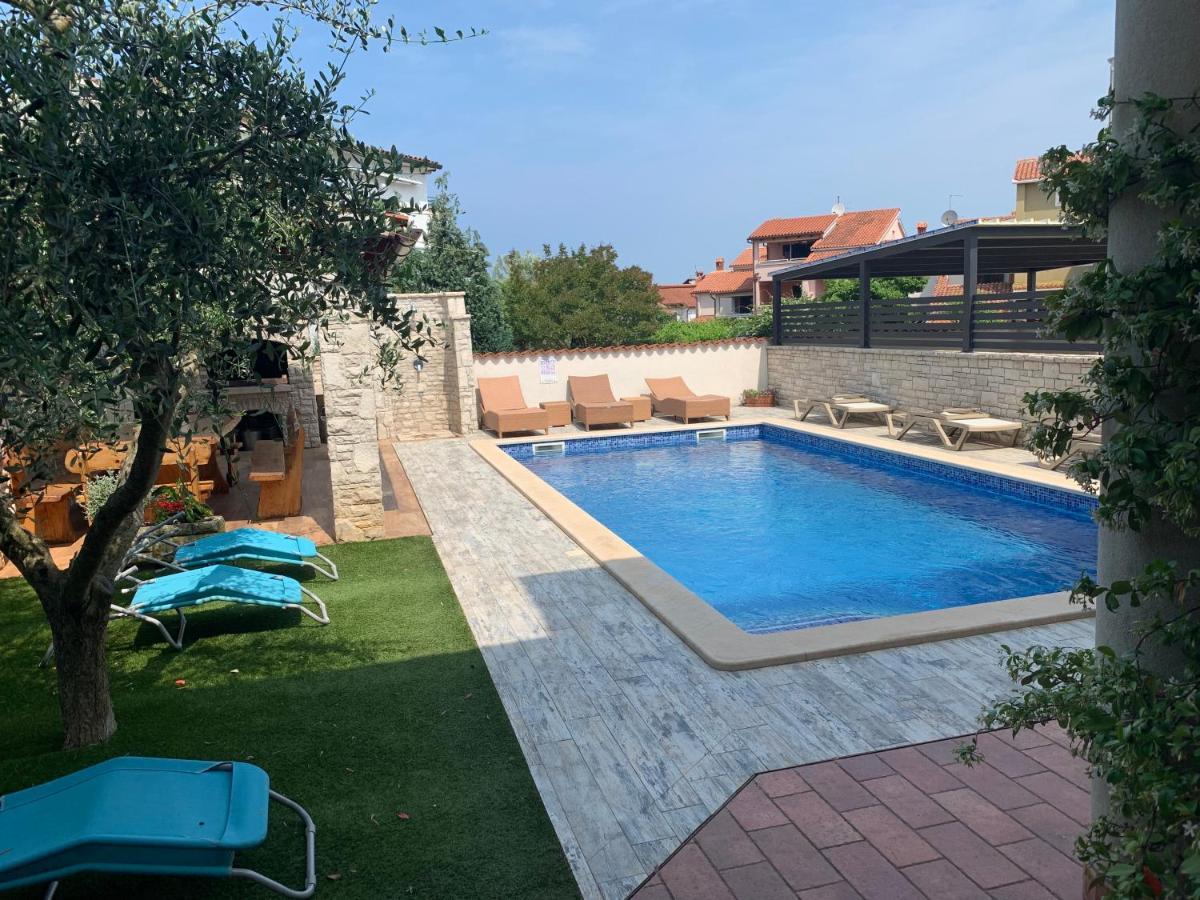 Villa Ulika - 3 Apt For 4 Persons Pula Extérieur photo