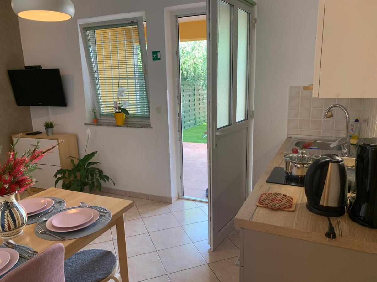 Villa Ulika - 3 Apt For 4 Persons Pula Extérieur photo