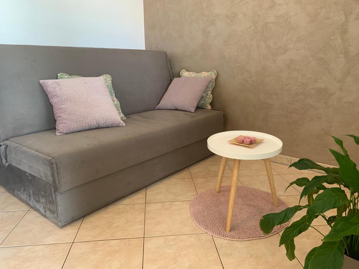 Villa Ulika - 3 Apt For 4 Persons Pula Extérieur photo