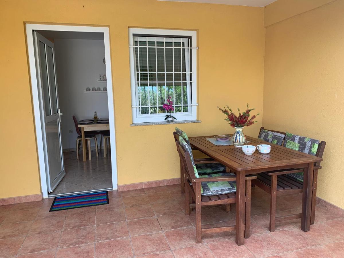 Villa Ulika - 3 Apt For 4 Persons Pula Extérieur photo