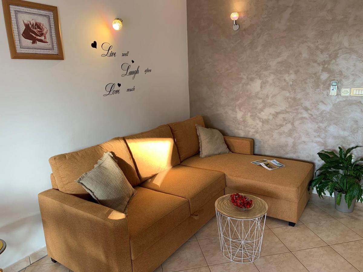 Villa Ulika - 3 Apt For 4 Persons Pula Extérieur photo