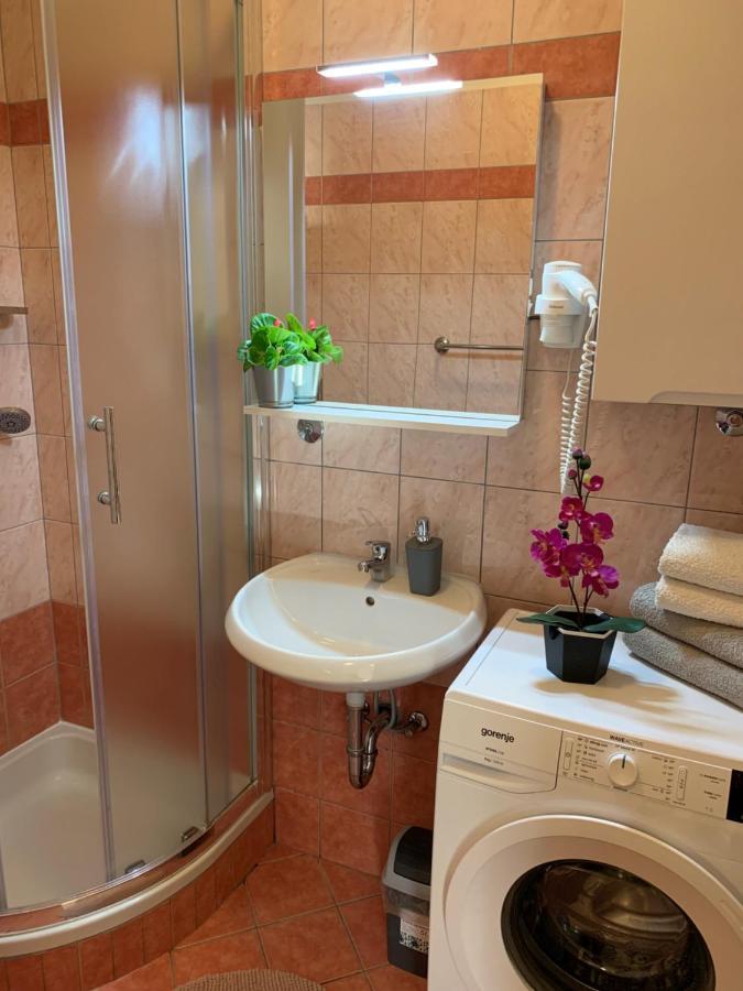 Villa Ulika - 3 Apt For 4 Persons Pula Extérieur photo