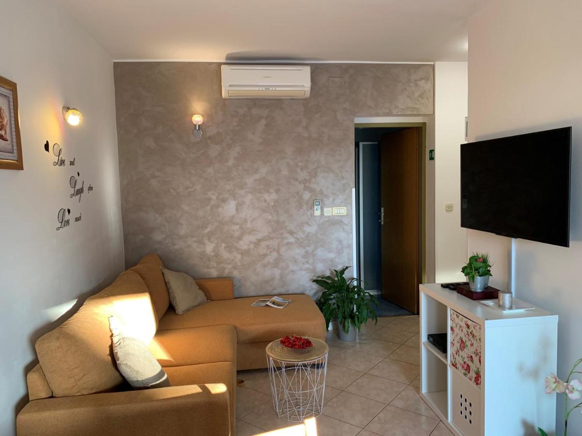 Villa Ulika - 3 Apt For 4 Persons Pula Extérieur photo