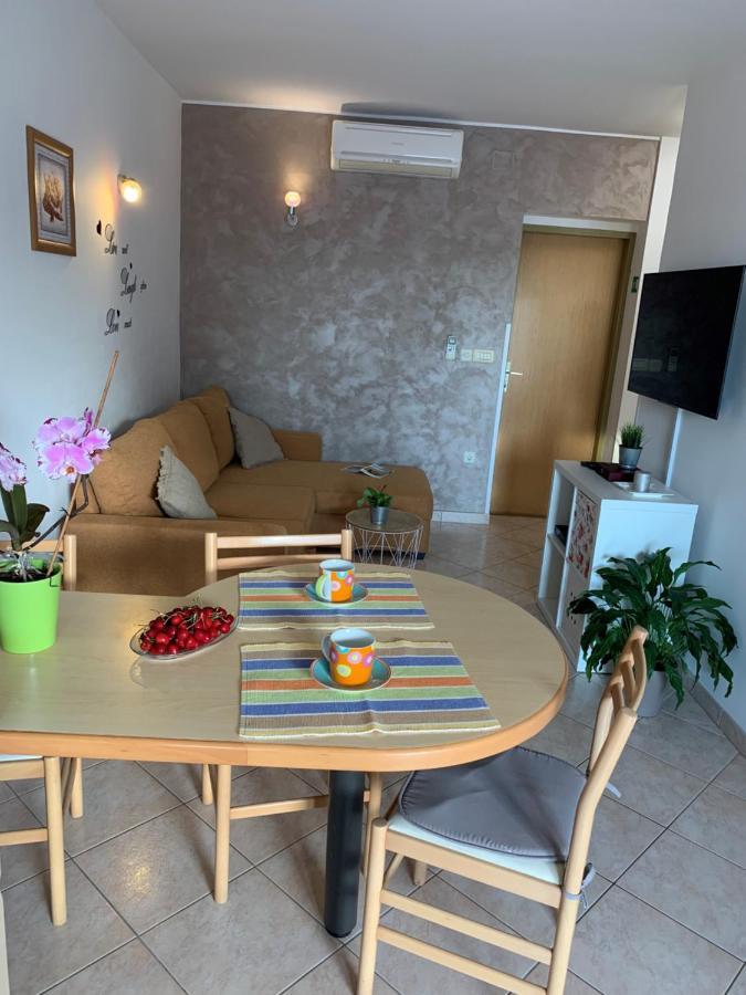 Villa Ulika - 3 Apt For 4 Persons Pula Extérieur photo