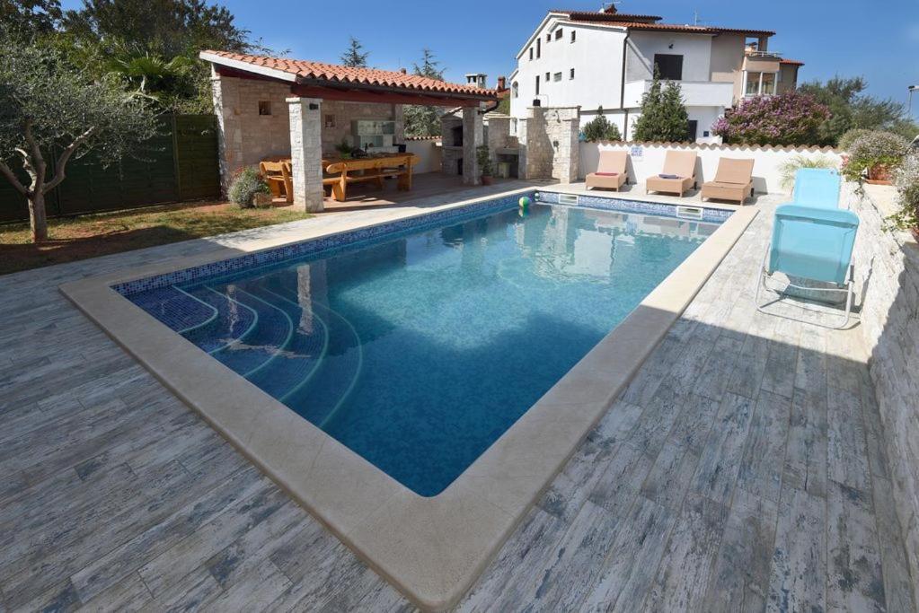 Villa Ulika - 3 Apt For 4 Persons Pula Extérieur photo