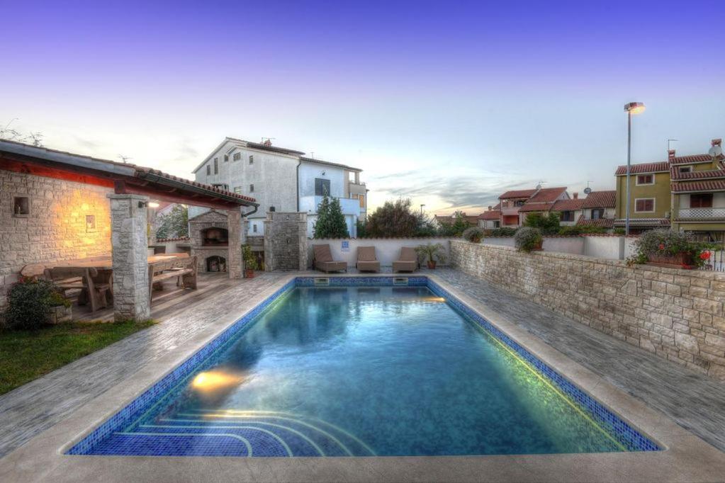 Villa Ulika - 3 Apt For 4 Persons Pula Extérieur photo