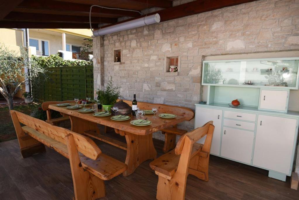 Villa Ulika - 3 Apt For 4 Persons Pula Extérieur photo