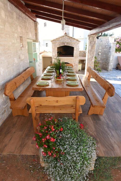 Villa Ulika - 3 Apt For 4 Persons Pula Extérieur photo