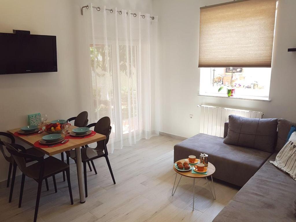 Villa Ulika - 3 Apt For 4 Persons Pula Extérieur photo