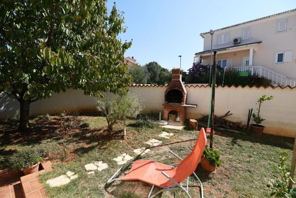 Villa Ulika - 3 Apt For 4 Persons Pula Extérieur photo