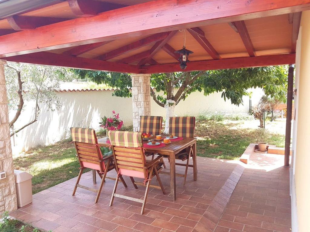 Villa Ulika - 3 Apt For 4 Persons Pula Extérieur photo