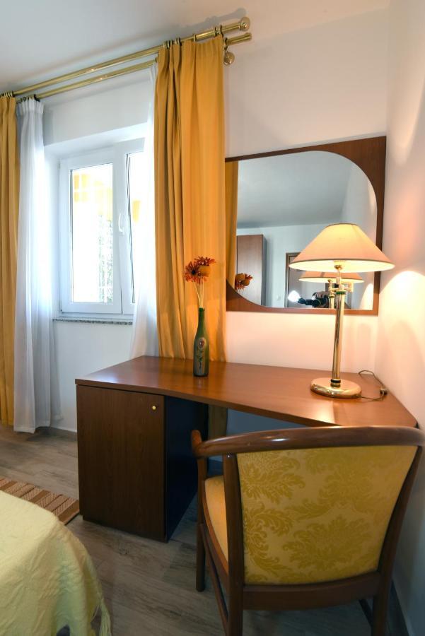 Villa Ulika - 3 Apt For 4 Persons Pula Extérieur photo