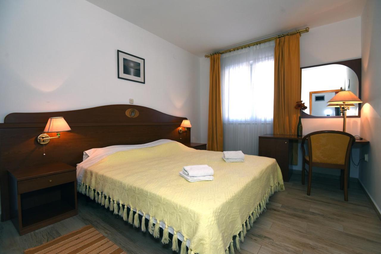 Villa Ulika - 3 Apt For 4 Persons Pula Extérieur photo