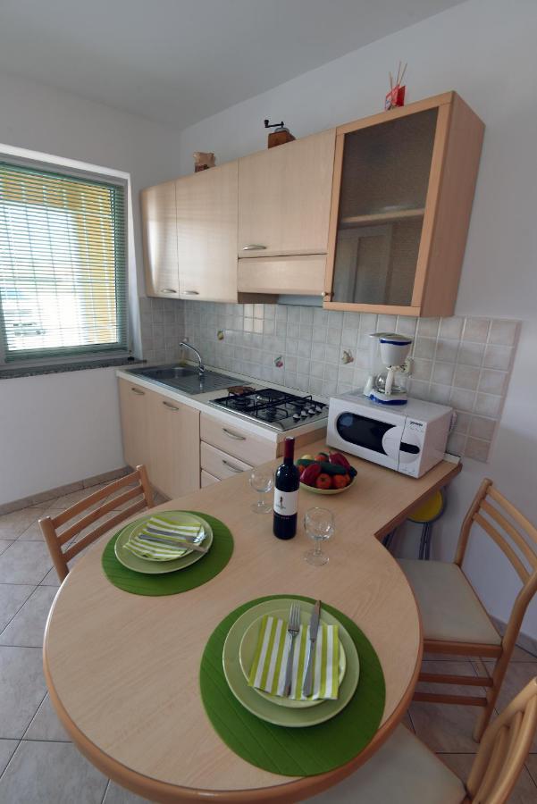 Villa Ulika - 3 Apt For 4 Persons Pula Extérieur photo
