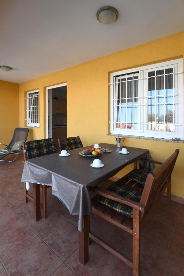 Villa Ulika - 3 Apt For 4 Persons Pula Extérieur photo